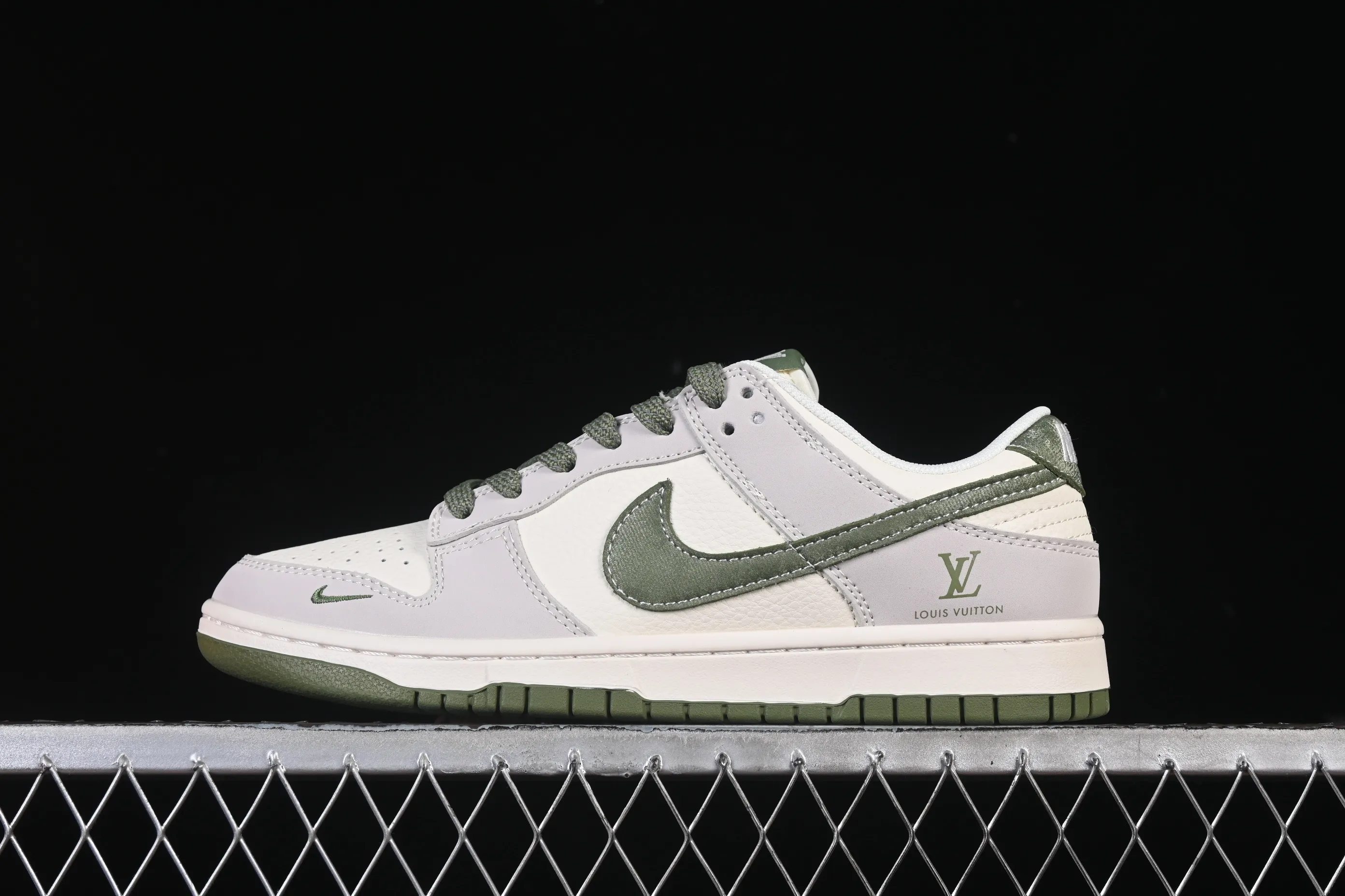 All categories Nk SB Dunk Series Nk SB Dunk Low High-end customized low-top sneakers Nike SB Dunk Low LV joint beige gray military green stitching Anniversary high-end customized low-top casual sneakers JP1628-031